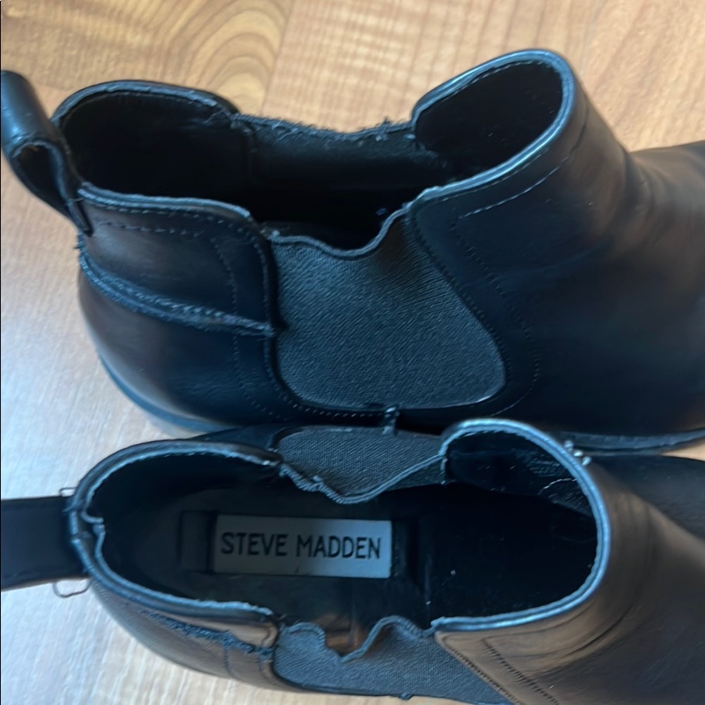 Steve Madden Black Ankle Boots Chelsea Style - Picture 2 of 5